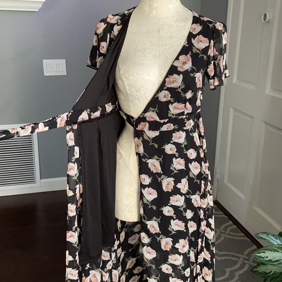 Forever 21 Floral Print Wrap Maxi Dress - Picture 4 of 8